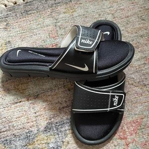 Nike comfort slide - black and white